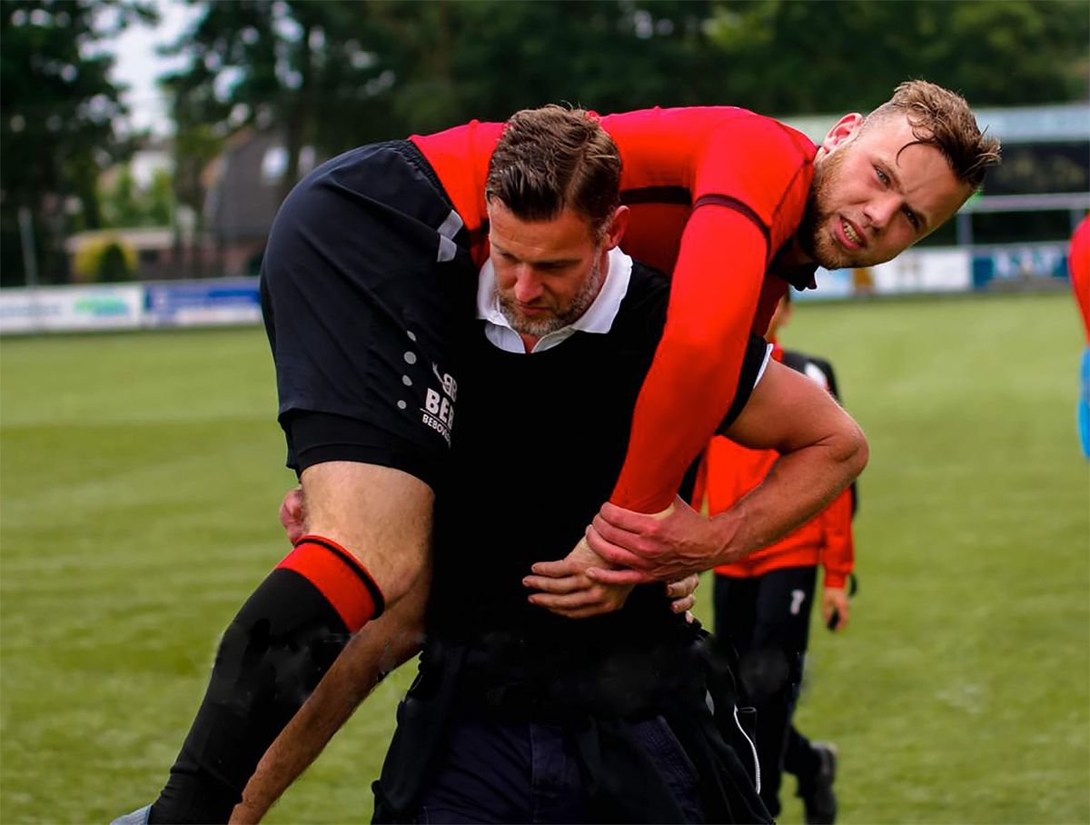 Berto Ibbenhorst behandelt een voetballer